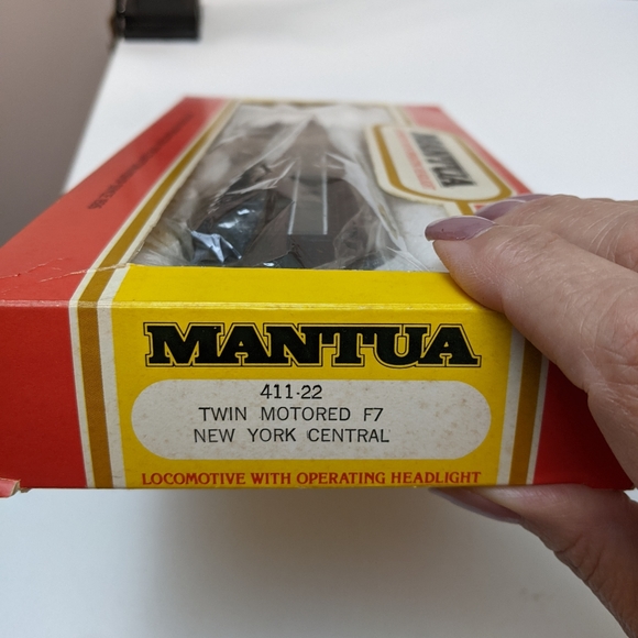 MANTUA New York Central 1650 Locomotive w Operating Headlight Engine 411-22 , HO - Picture 8 of 16